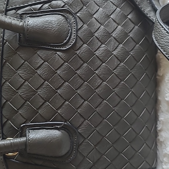 Sasha + Sofi gray zippered purse with weave design. Handle and shoulder strap. - Picture 5 of 17